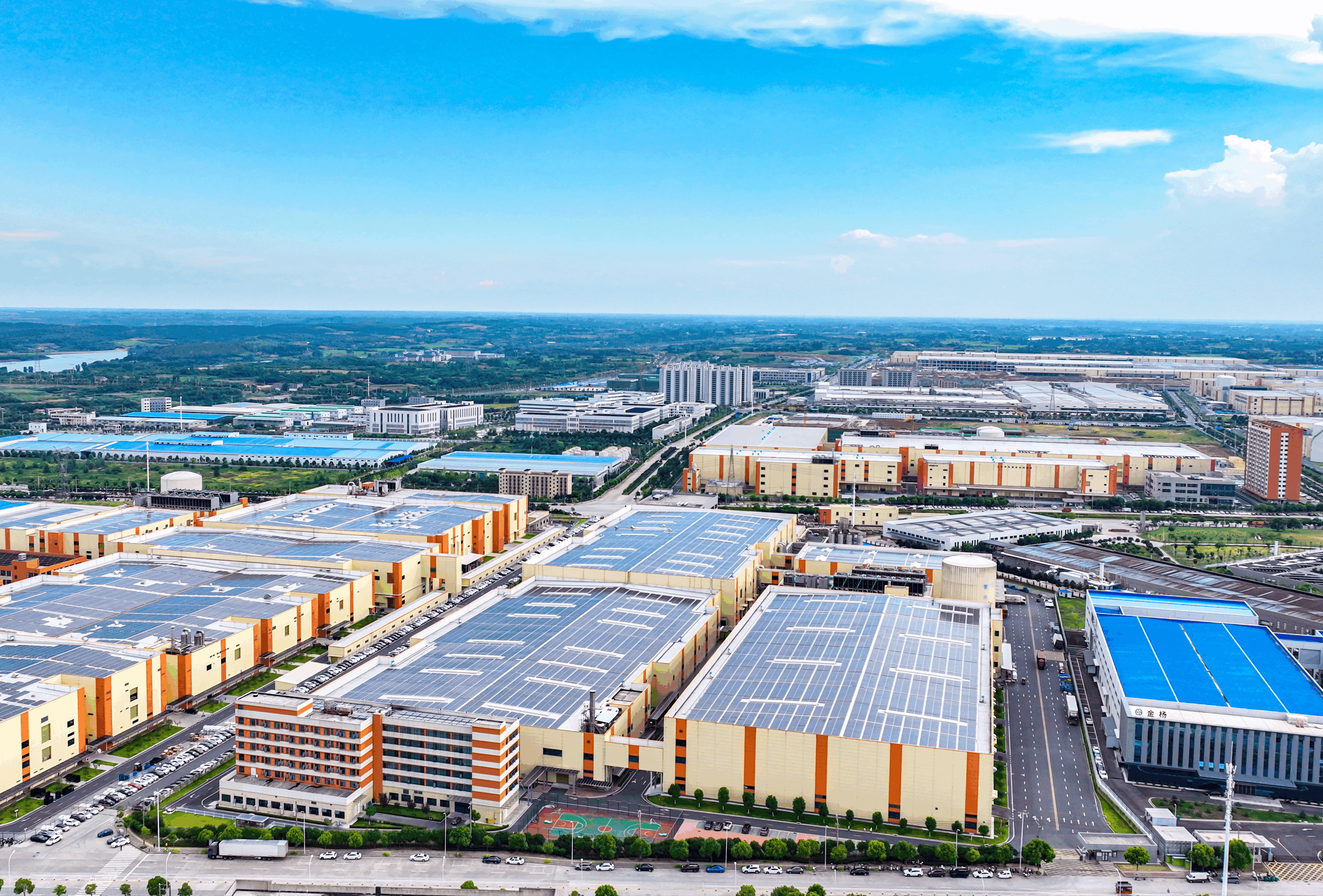 全球首个圆柱电池灯塔工厂！  亿纬锂能树立智能制造新标杆(图1)